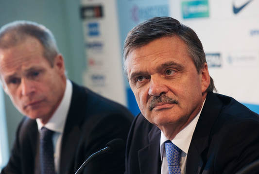 René Fasel, president IIHF, deltog på en presskonferens