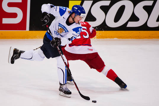 Mika Pyörälä, Finland, tar sig förbi Lukas Krajicek,