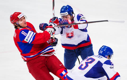 Alexander Ovechkin, Ryssland, tacklas av Tomas Starosta,