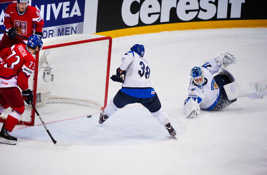 Juuso Hietanen, Finland, kan inte stoppa 1-3-pucken från