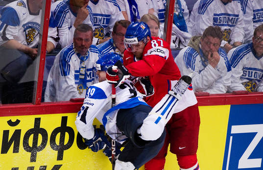 Niko Kapanen, Finland, tacklas av Jakub Nakladal, Tjeckien