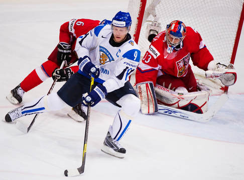 Mikko Koivu, Finland, oroar framför Jakub Stepanek,