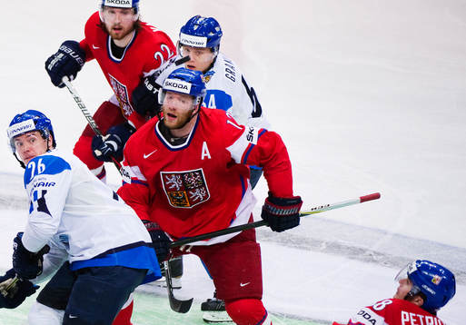 Finlands Jarkko Immonen och Mikael Granlund kämpar om