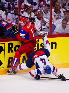 Yevgeni Malkin, Ryssland, får Michal Sersen, Slovakien,
