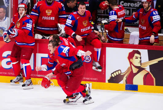 Ilya Nikulin och Alexander Ovechkin, Ryssland, rusar ut mot