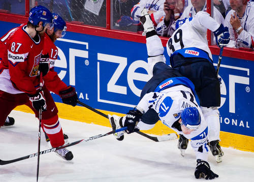 Jiri Novotny, Tjeckien, får Leo Komarov, Finland, på fall