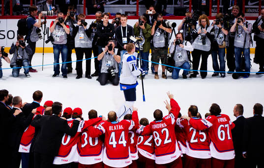 Mikko Koivu, Finland, åker förbi och tackar publiken när