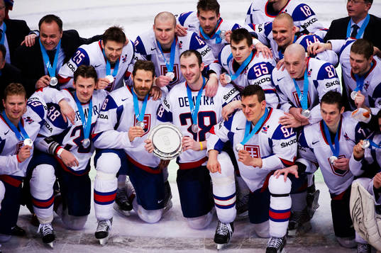 Det slovakiska laget med lagkaptenen Zdeno Chara i mitten.