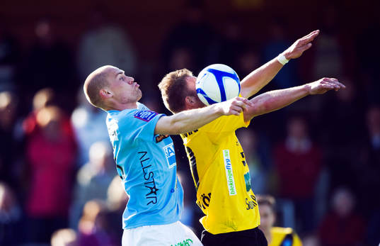 Marcus Ekenberg, Mjällby, trycks i ryggen av David