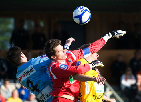 Mattias Hugosson, målvakt, Gefle, boxar undan