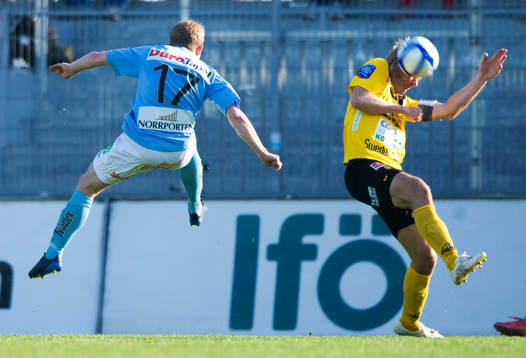 Jonas Lantto, Gefle, skjuter Patrik Rosengren, Mjällby, i