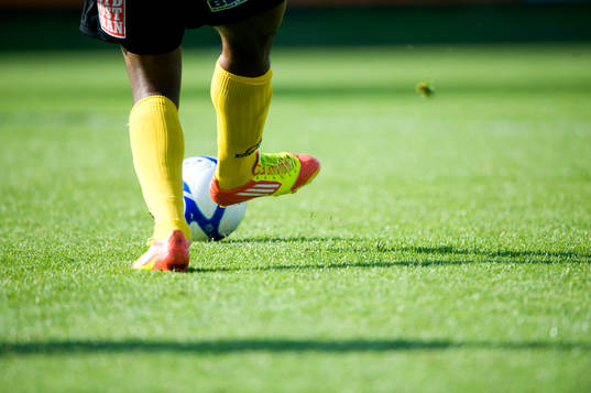 Fot, boll, gräs, fotboll, fotbollsskor, fotbollsstrumpor,