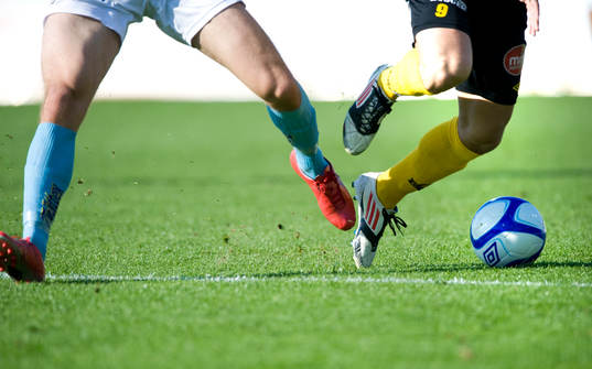 Fot, boll, gräs, fotboll, fotbollsskor, fotbollsstrumpor