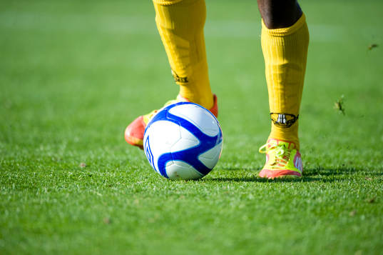Fot, boll, gräs, fotboll, fotbollsskor, fotbollsstrumpor