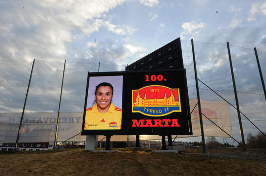 Marta, Tyresö på en storbildsskärm innan fotbollsmatchen
