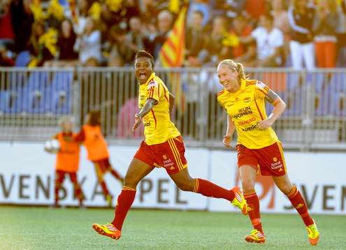 Elaine, Tyresö jublar fotbollsmatchen i Damallsvenskan