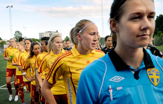 Tyresöspelarna gör sig redo innan fotbollsmatchen i