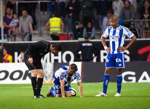 Hjalmar Jonsson, IFK Göteborg, skadas och får utgå.