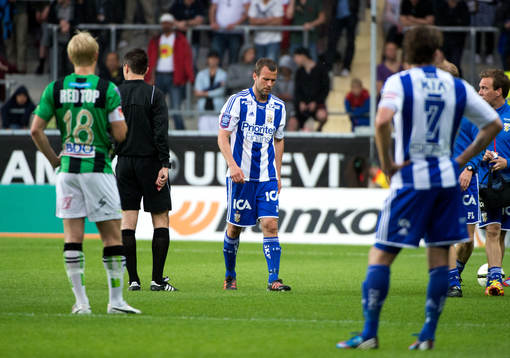 Hjalmar Jonsson, IFK Göteborg, skadas och får utgå.