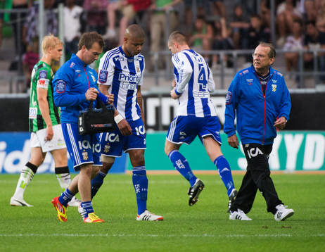 Mikael Dyrestam, IFK Göteborg, skadar sig och får utgå