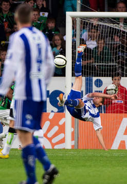Robin Söder, IFK Göteborg, försöker sig på en