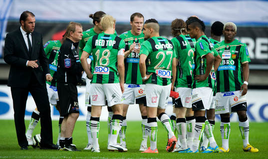 Alexander Axén, tränare Gais, med sitt manskap
