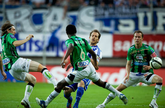 Tobias Hysén, IFK Göteborg omgiven av tre Gais-are