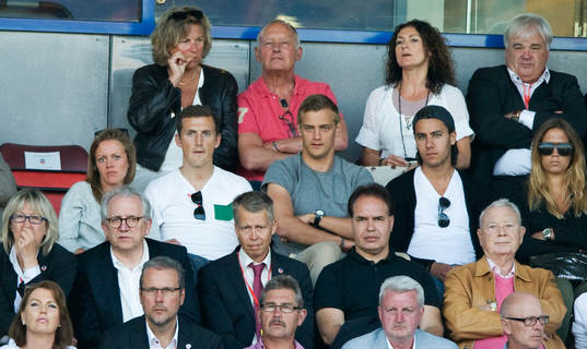 Alexander Gerndt och Joel Ekstrand på läktaren