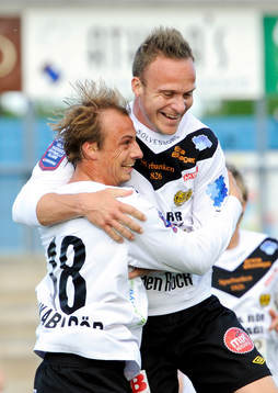 Marcus Ekenberg gratulerar Pär Ericsson