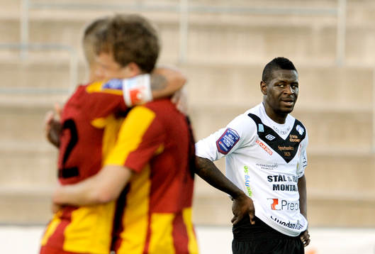 Dominique Kivuvu, Mjällby ser på medan Anders Bååth,