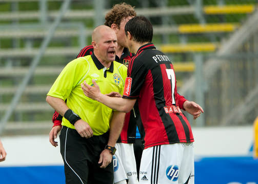Mattias Nyman, domare, i diskussion med Gabriel Petrovic,