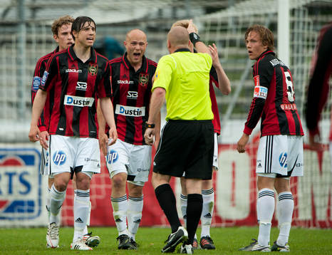 Mattias Nyman, domare, i diskussion med Gabriel Petrovic,