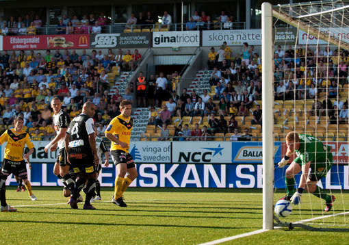 Stefan Ishizaki, Elfsborg, gör 1-0 bakom Christoffer