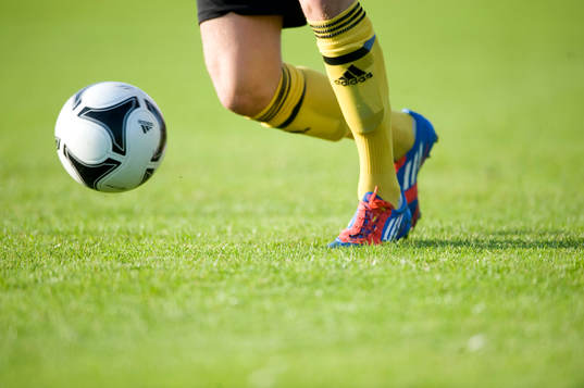 Fot, boll, gräsmatta, fotboll, fotbollsskor