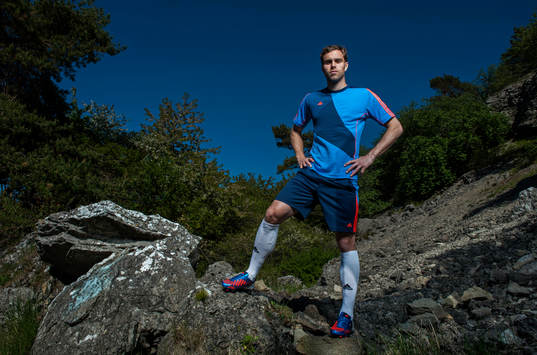 Johan Elmander i Adidaskläder