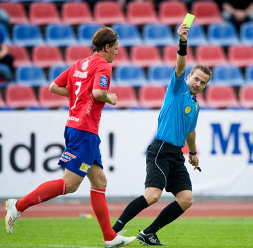 Kristoffer Karlsson, domare ger Freddy Söderberg, Öster,