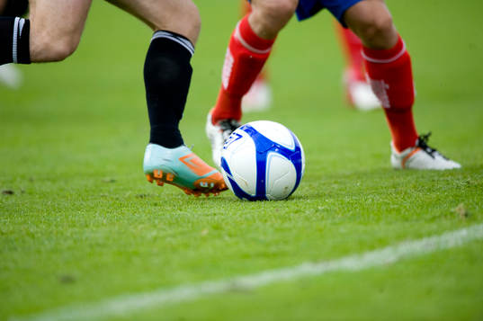 Fot, boll, fotboll, gräs, fotbollsskor, fotbollsstrumpor