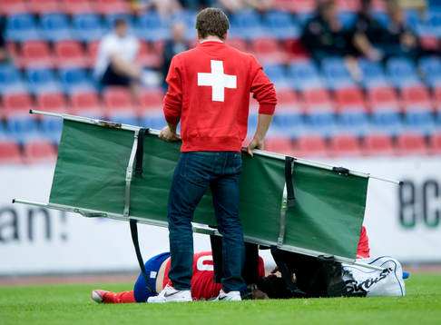 Bår, bårbärare, skadad spelare. Sakda