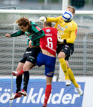 Alexander Nadj, målvakt, Öster, boxar bort bollen