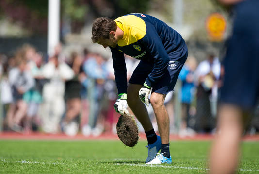 Andreas Isaksson, målvakt Sverige, lagar gräsmattan