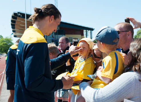 Zlatan Ibrahimovic skriver autografer