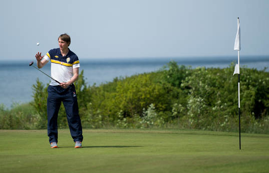 Delar av landslaget spelar golf, Kim Källström