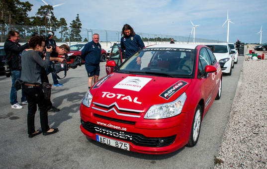 Sverige provkör bilar på Gotland Ring