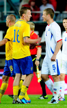 Pontus Wernbloom, Sverige tackar Ragnar Sigurdsson, Island,