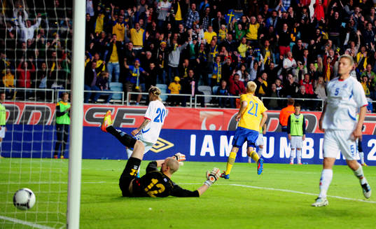 Christian Wilhelmsson, Sverige, gör 3-1