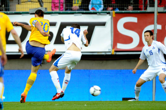 Zlatan Ibrahimovic, Sverige, skjuter