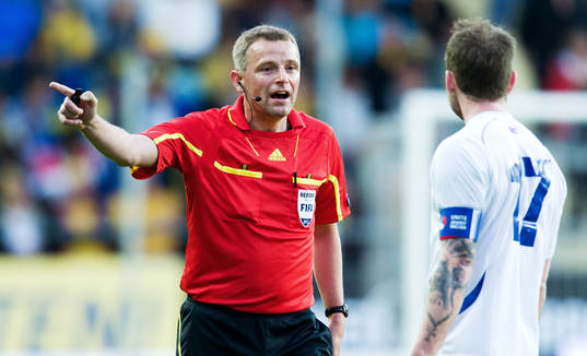 Peter Rasmussen, domare, pratar med Aron Einar Gunnarsson,