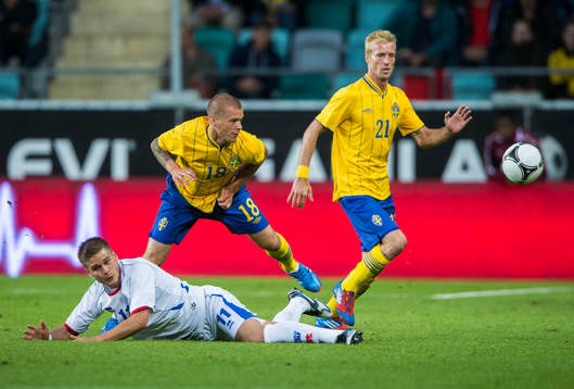 Samuel Holmén, Sverige, flyger över Rúrik Gíslasson,