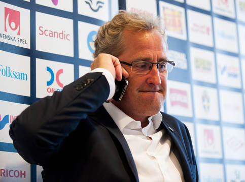 Förbundskapten Erik Hamrén håller presskonferens. Här