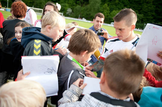 Daniel Agger, skriver autograf